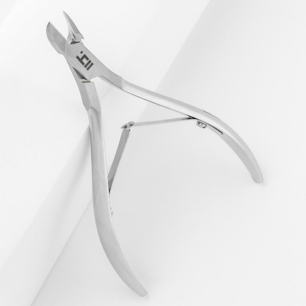 Professional manicure cuticle nippers 105 mm with low hatchet blade and smooth closing.