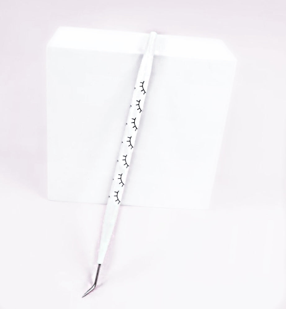 Skropstu lami nerūsējošā tērauda instruments, balts